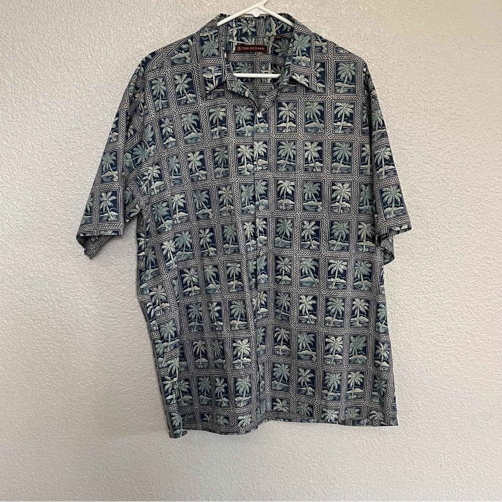 Tori Richard 100% Cotton Hawaiian Blue and White Palm Print Shirt size Large
